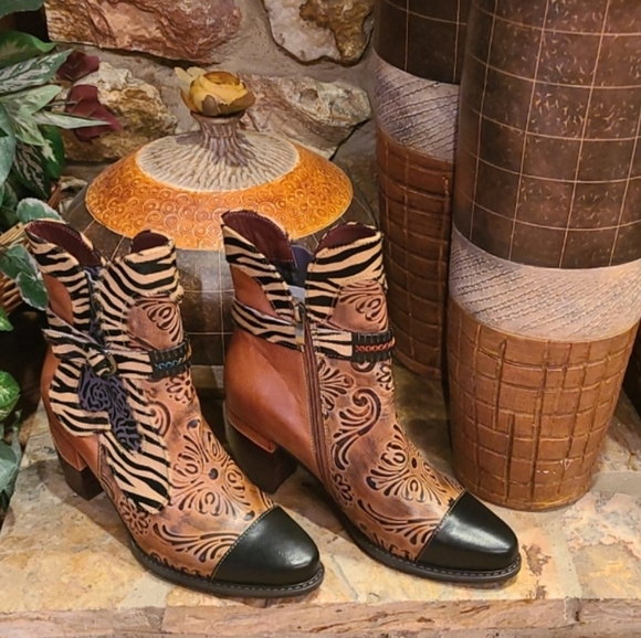 Trubelle Shoes - Trubelle Boho Handcrafted Leather & Tiger Print Booties Size 10